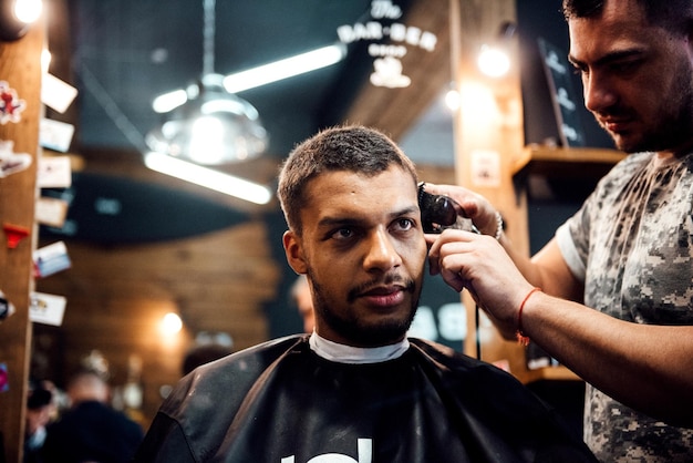 Novio negro yendo a la barbería