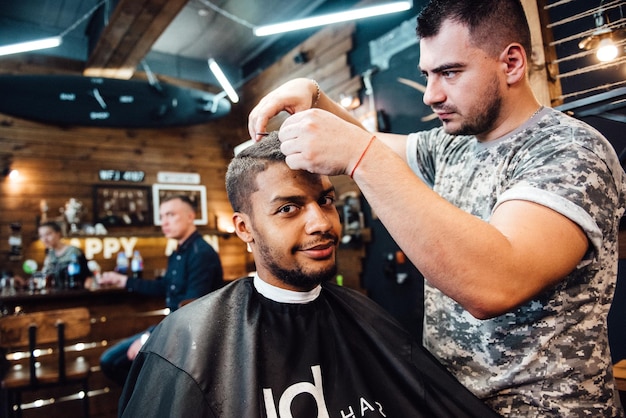 Novio negro yendo a la barbería