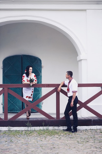 Novio y novia en la boda al estilo ucraniano