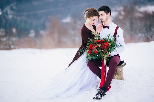 Novio y novia en los Cárpatos de las montañas