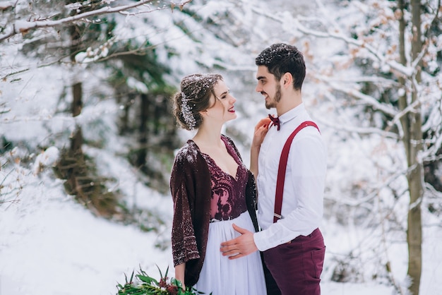 Novio y novia en los Cárpatos de las montañas