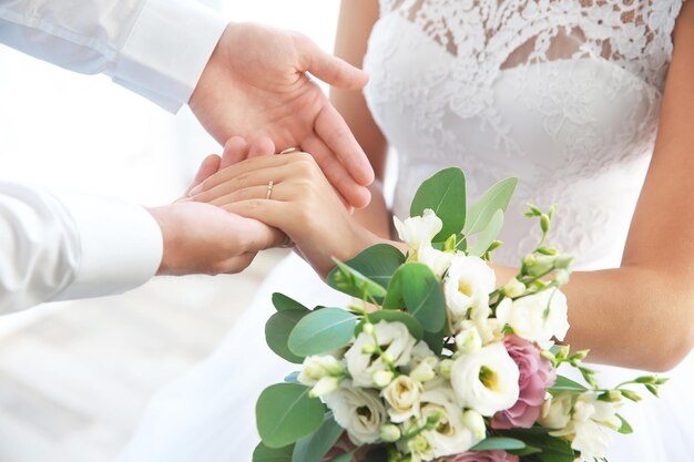 Novio y novia cogidos de la mano de cerca