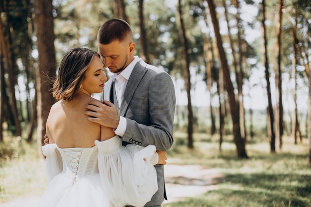 Foto novio y novia en el día de su boda en el bosque