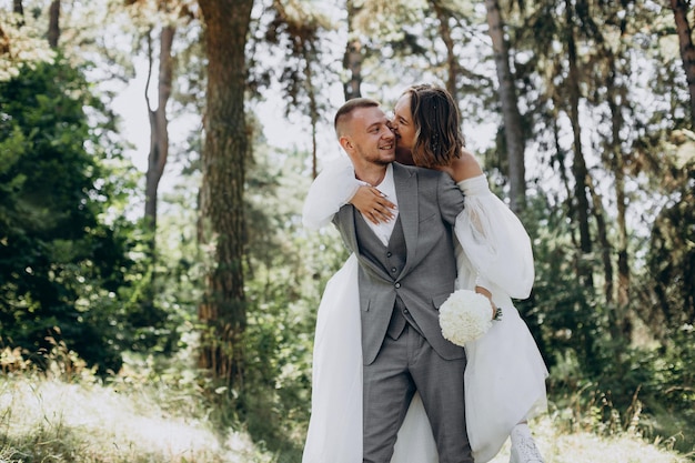 Novio y novia en el día de su boda en el bosque