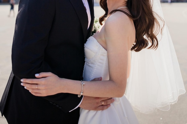 El novio y la novia están juntos en la boda.