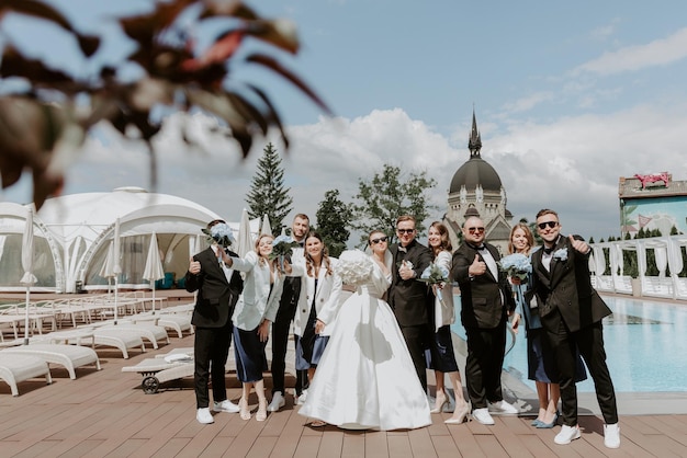 Novio y novia con estilo con sus amigos