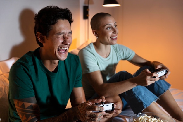 Novio y novia jugando videojuegos juntos en casa