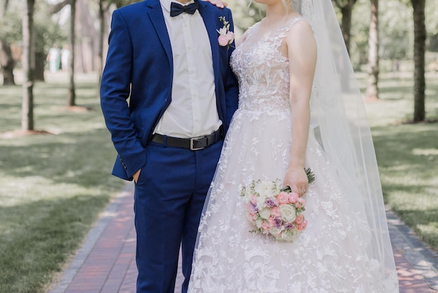 Un novio con la novia juntos en el parque de verano