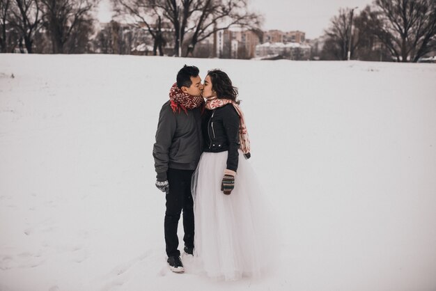 Novio y novia novios en invierno en la nieve