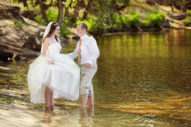 El novio y la novia en una playa en el día de su boda