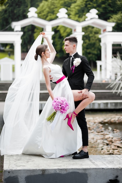 Novio y novia posando al aire libre