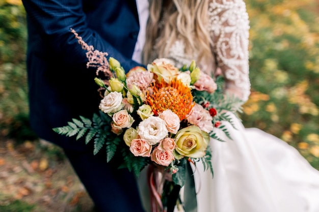 Novio y novia con ramo de boda juntos