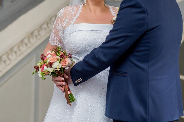 Novio con una novia y un ramo de flores.