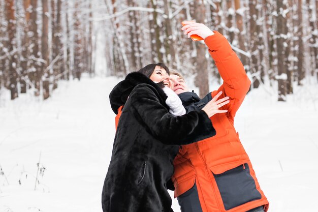 Novio novia selfie de invierno en un paseo.