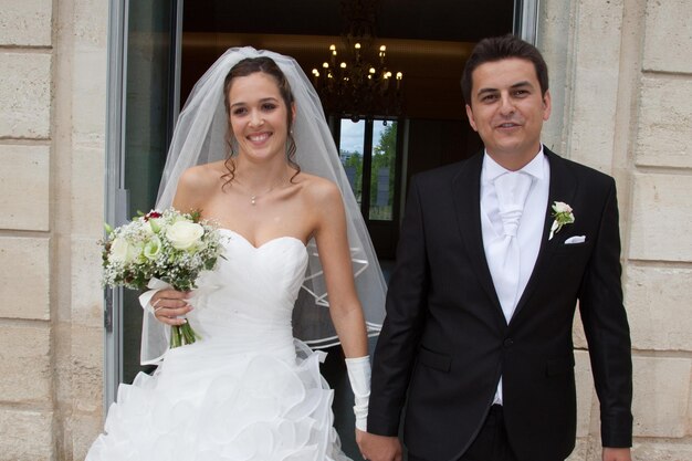 Novio y novia con vestido blanco