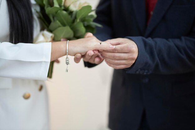 El novio pone el anillo de bodas de la novia Boda