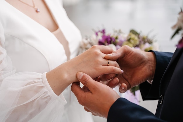 El novio pone el anillo a la novia intercambio de anillos de primer plano