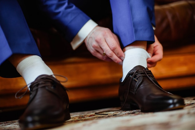 El novio se prepara en la mañana del día de la boda.