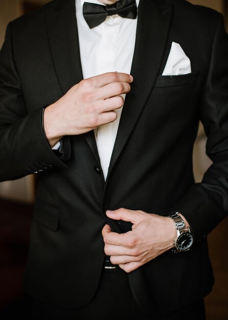 Novio preparándose para la boda vistiendo una chaqueta