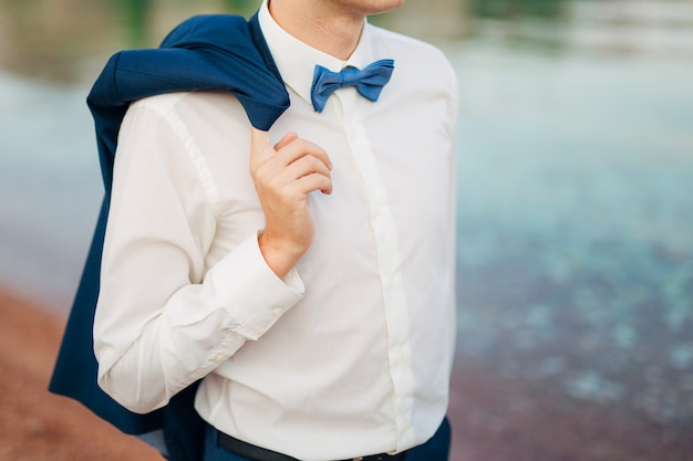 Novio con primer plano de pajarita azul