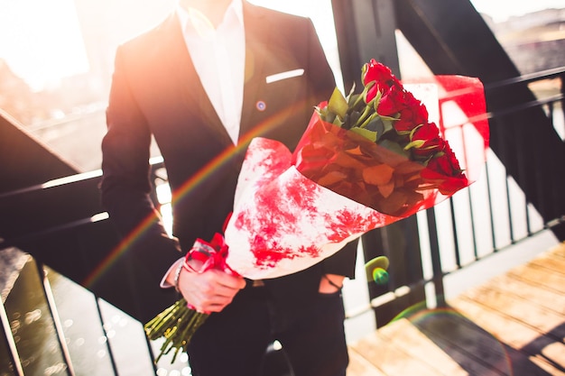 Novio con ramo de flores de boda