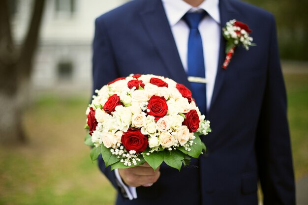 Novio con ramo de rosas