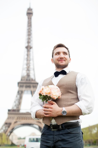 Novio sosteniendo un ramo de margaritas blancas ramo de flores blancas en manos masculinas