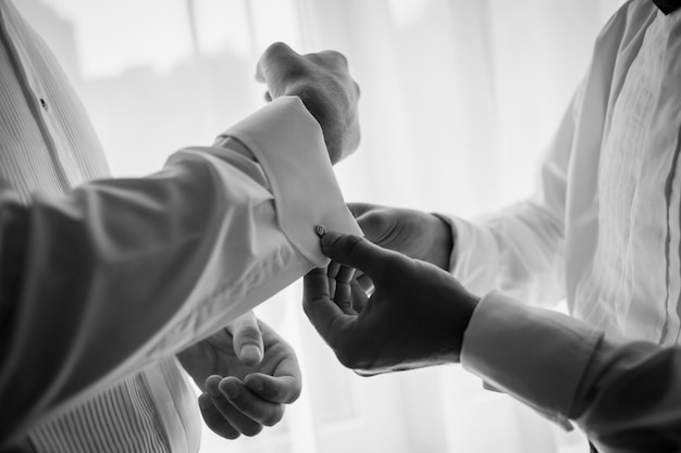 El novio y sus amigos se preparan para la boda. Detalles del día de la boda. foto en blanco y negro