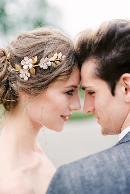 El novio toca la frente de la novia con su frente Retrato