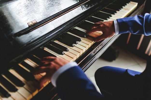 Foto el novio toca el piano