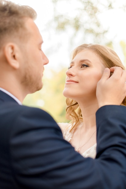 Novio tocando el cabello de la novia