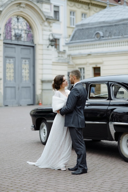 El novio con traje gris y la novia con vestido gris se miran