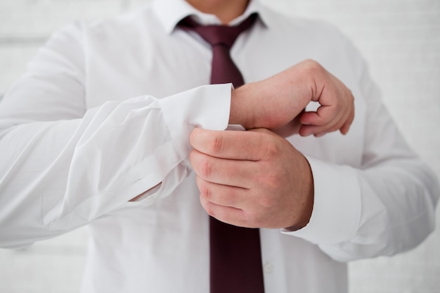 el novio se va a vestir para la boda por la mañana