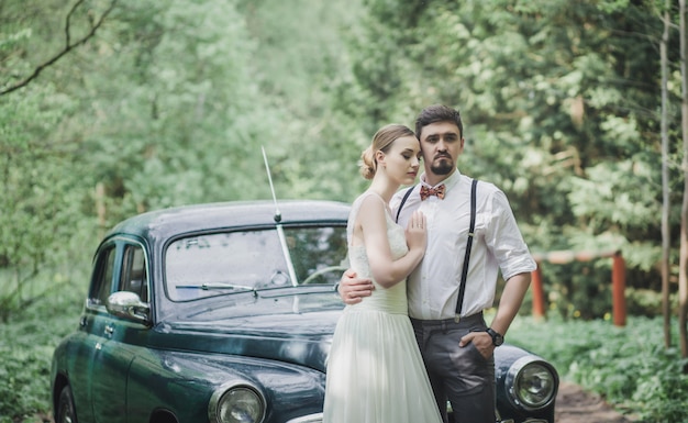 Novios abrazando en el bosque