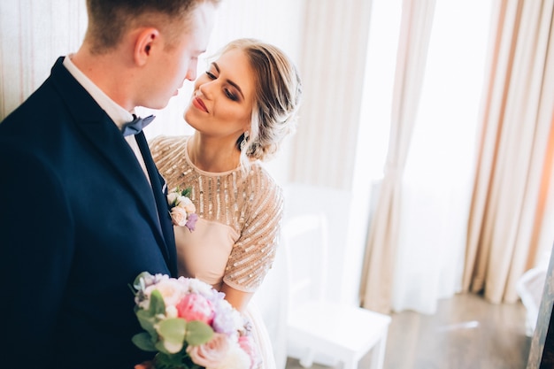 Novios abrazándose el día de la boda