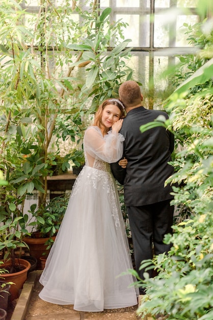 Novios abrazándose en invernadero