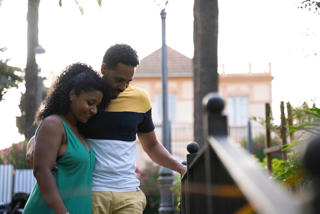 Novios afro caminando en el parque