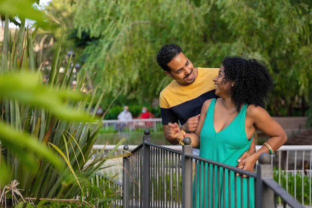 Novios afro caminando en el parque