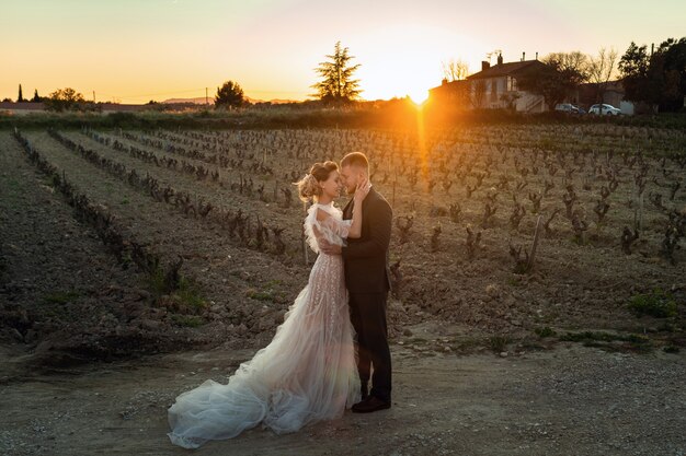 Novios al atardecer en la Provenza.