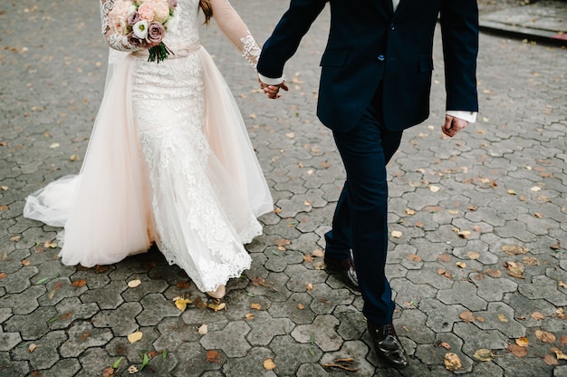 Los novios avanzan por la acera y caminan