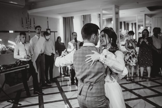 Los novios bailan. Vals, el baile de los novios