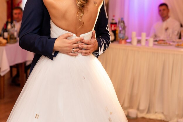 novios bailando en la boda