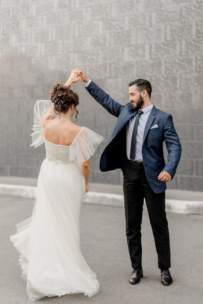 Novios bailando en la calle