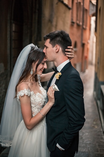 Novios besándose en la calle