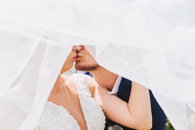 Novios besándose el día de su boda