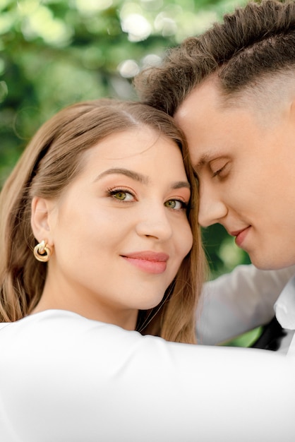 Foto novios besándose en el parque