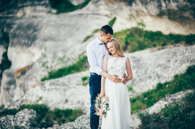 Novios en un bosque en las montañas