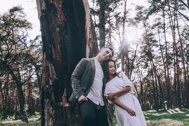 Novios en bosque de pinos