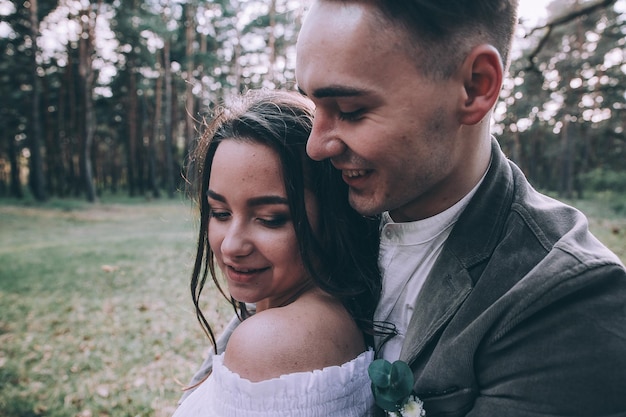 Novios en bosque de pinos