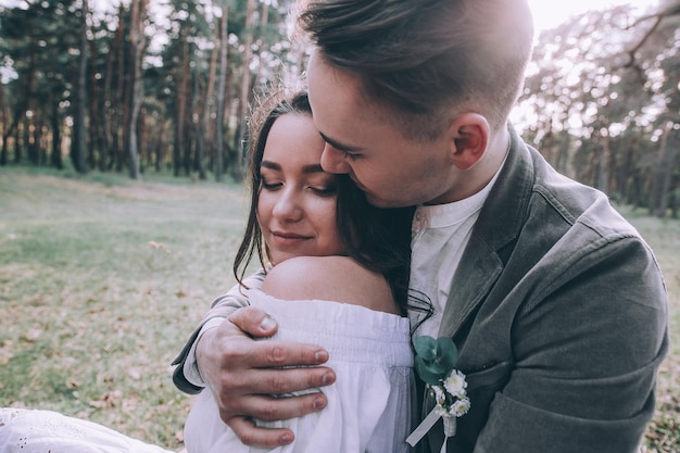 Foto novios en bosque de pinos